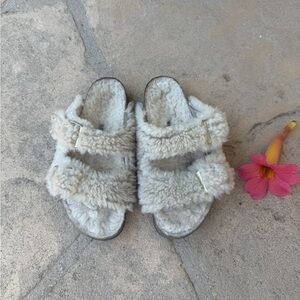 Birkenstock Shearling Arizona Sandals (EU 34 / 220)